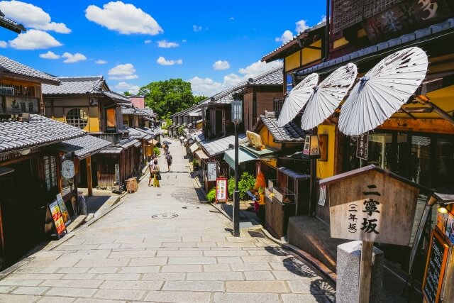 Kyoto family itinerary-Family walking Ninenzaka cobblestone Kyoto street.