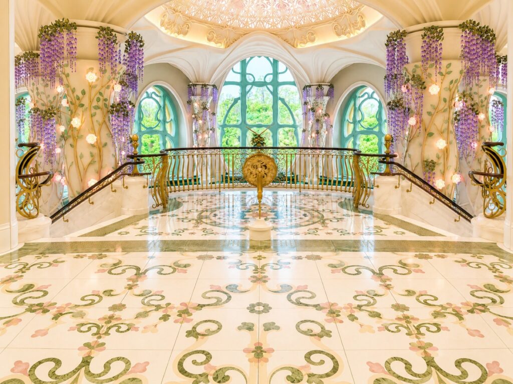 ファンタジースプリングスホテル ファンタジーシャトー ロビー・藤の花モチーフの内装