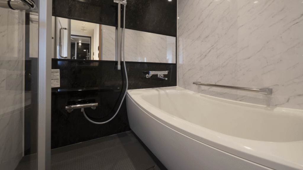 Separated bathroom, toilet, and sink at Umekoji Potel Kyoto. The spacious bathtub with a washing area makes bathing toddlers easy.