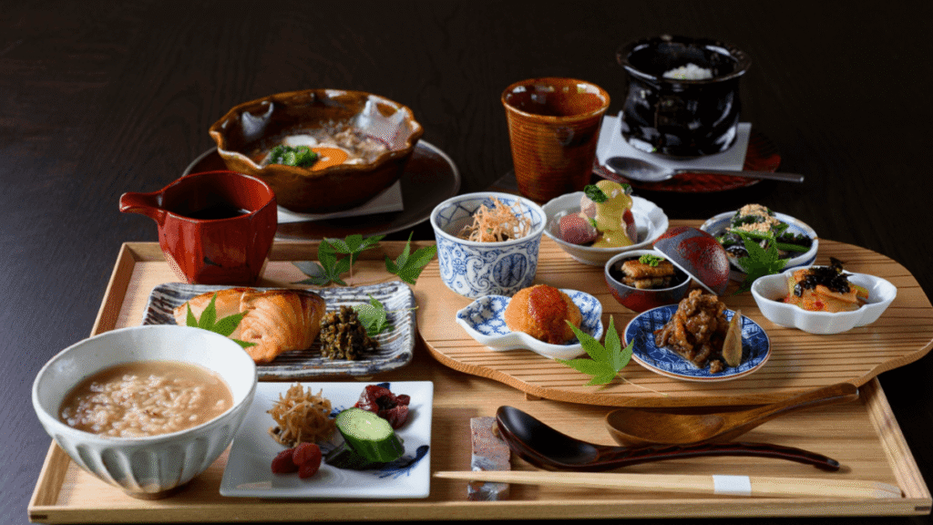 奈良の名物である茶粥や、地元の旬の食材を少しずつ美しく盛り付けた、ふふ奈良の伝統的な和朝食。