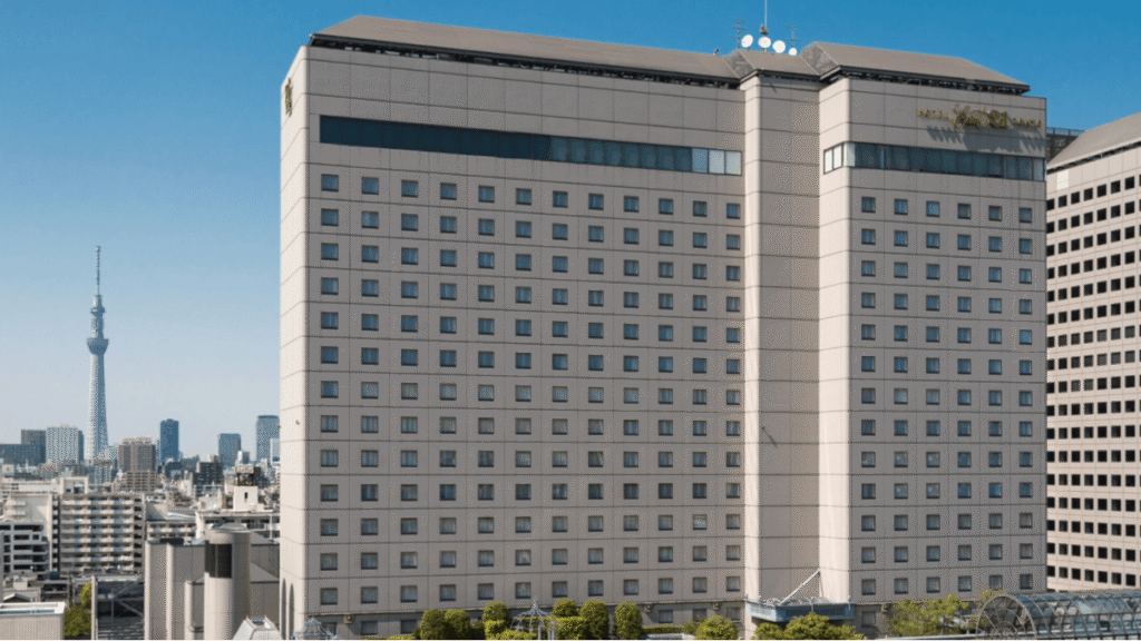 ヨーロピアンクラシックな雰囲気が漂う「ホテルイースト21東京」の外観。東京ディズニーリゾートへの無料送迎バス（要事前予約）が運行するグッドネイバーホテル。敷地内に大型スーパーやドラッグストアがあり、おむつや離乳食、親の夜食の買い出しがホテル直結レベルで完結する、子連れに超実用的なコスパ最強ホテル。