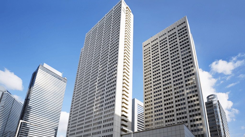 新宿にある高級ホテル「京王プラザホテル東京」の外観。東京ディズニーリゾートへの無料送迎バス（要事前予約）が毎日運行しており、子連れには地獄となる満員電車の乗り換えなしでパークへ直行できる。ディズニーと東京観光の両方を大満喫したいファミリーに最強のグッドネイバーホテル。