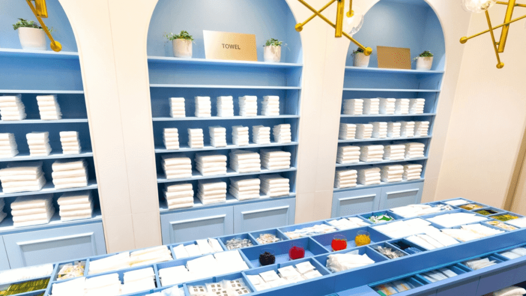 オリエンタルホテル東京ベイの宿泊者専用アメニティ施設「ティロワール（Tiroir）」。サイズ別のおむつやベビーソープ、子供用パジャマなどのベビー用品が壁一面に豊富に揃っており、必要な分だけ無料でもらうことができる。