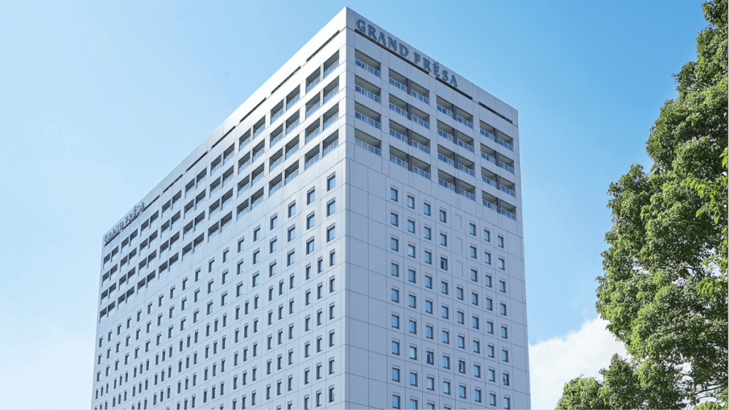 相鉄グランドフレッサ 東京ベイ有明の外観。りんかい線「国際展示場駅」から徒歩3分の好立地にそびえる高層ホテル。ここから東京ディズニーリゾートへの無料送迎バス（事前予約制）が運行しており、子連れでも楽にパークへアクセスできるコスパ最強ホテル。