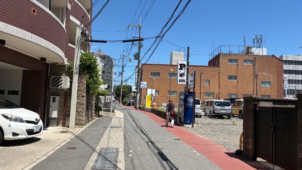 任天堂ミュージアムへ続く車道沿いの一本道(歩道と車道が分かれていない)