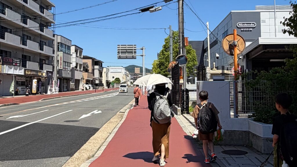 任天堂ミュージアムへ続く日差しの強い直線の道