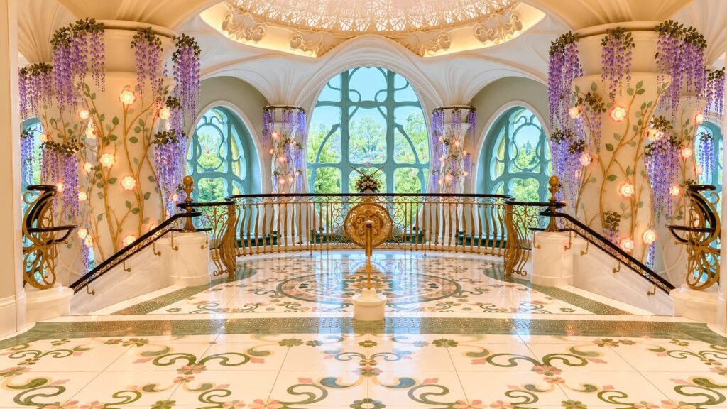 ファンタジースプリングスホテル エントランス大階段・藤の花と昼間の明るい雰囲気