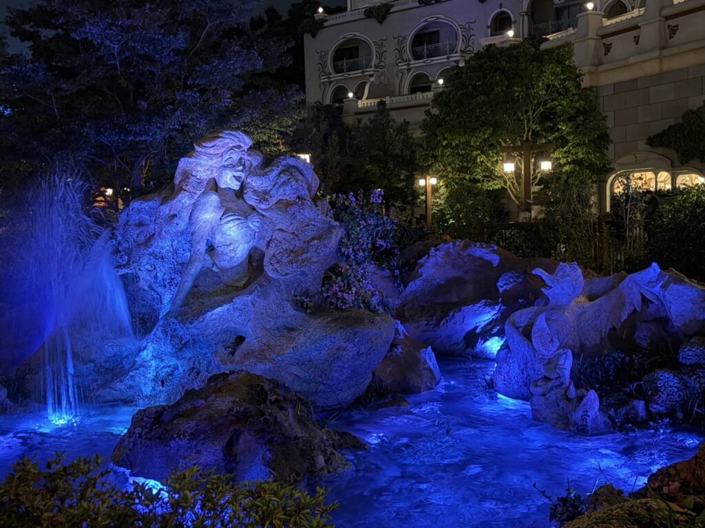 ファンタジースプリングスアリエルエリア岩の彫刻夜間ブルーライト