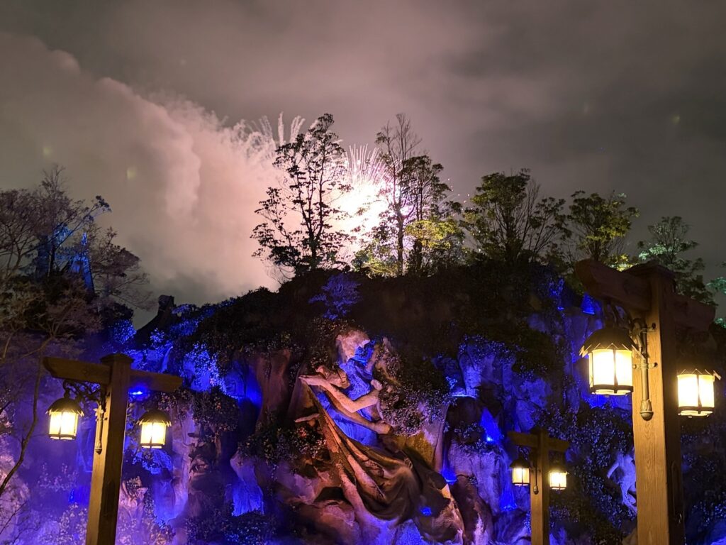 ファンタジースプリングスエリア花火と岩の彫刻・夜間