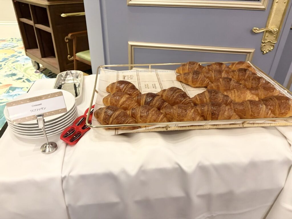 ファンタジースプリングスホテル 朝食ビュッフェ クロワッサン・バター香るフランスパン