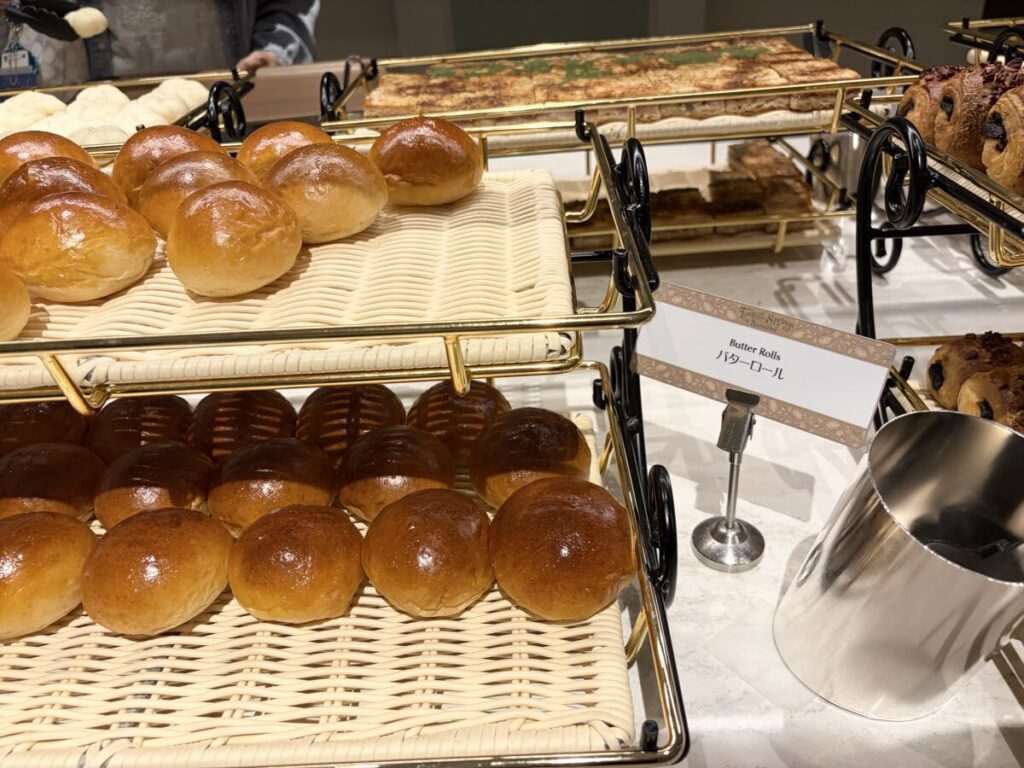 ファンタジースプリングスホテル 朝食ビュッフェ ディナーロール・ふわふわの白パン