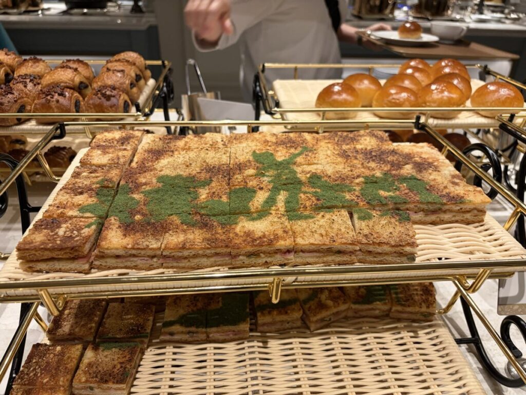 ファンタジースプリングスホテル 朝食ビュッフェ 抹茶シートケーキ・日本らしい風味のケーキ