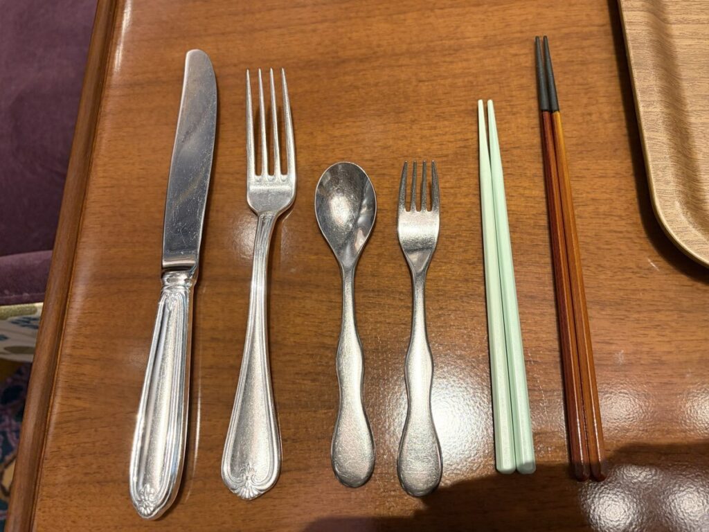 ファンタジースプリングスホテル 朝食ビュッフェ カトラリー・お箸も完備で子連れも安心