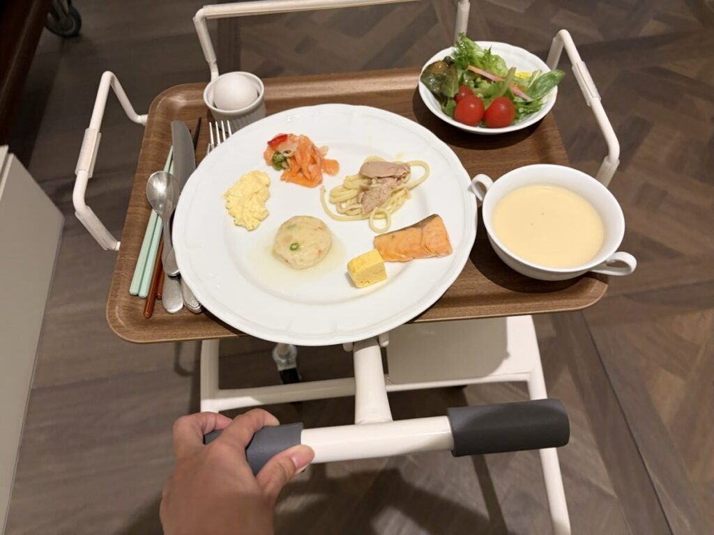 ファンタジースプリングスホテル 朝食ルームサービスカート・廊下への配膳の様子