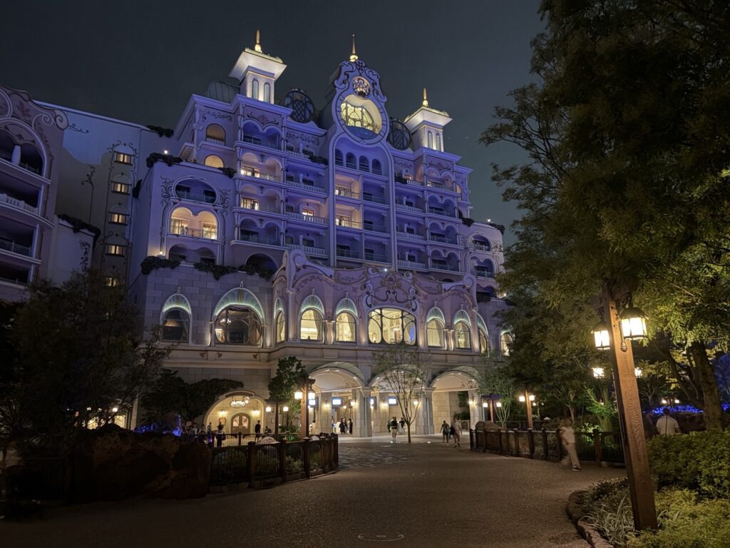 ファンタジースプリングスホテル外観・夜間ライトアップ