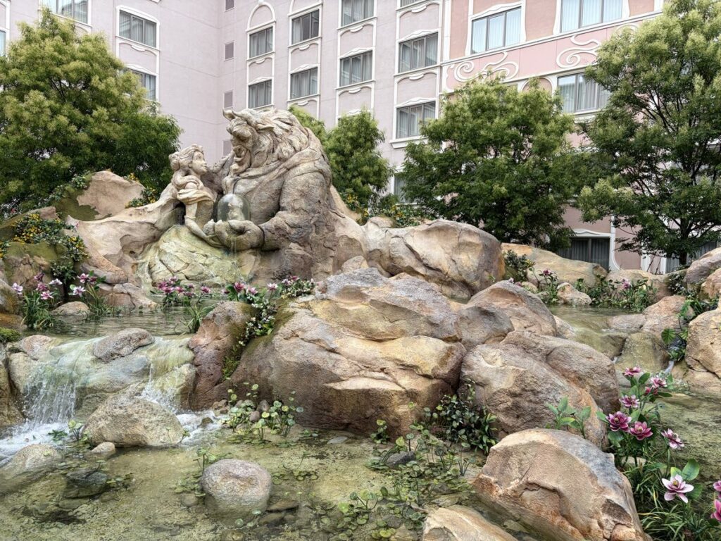 ファンタジースプリングスホテル ローズコート 噴水広場の全景