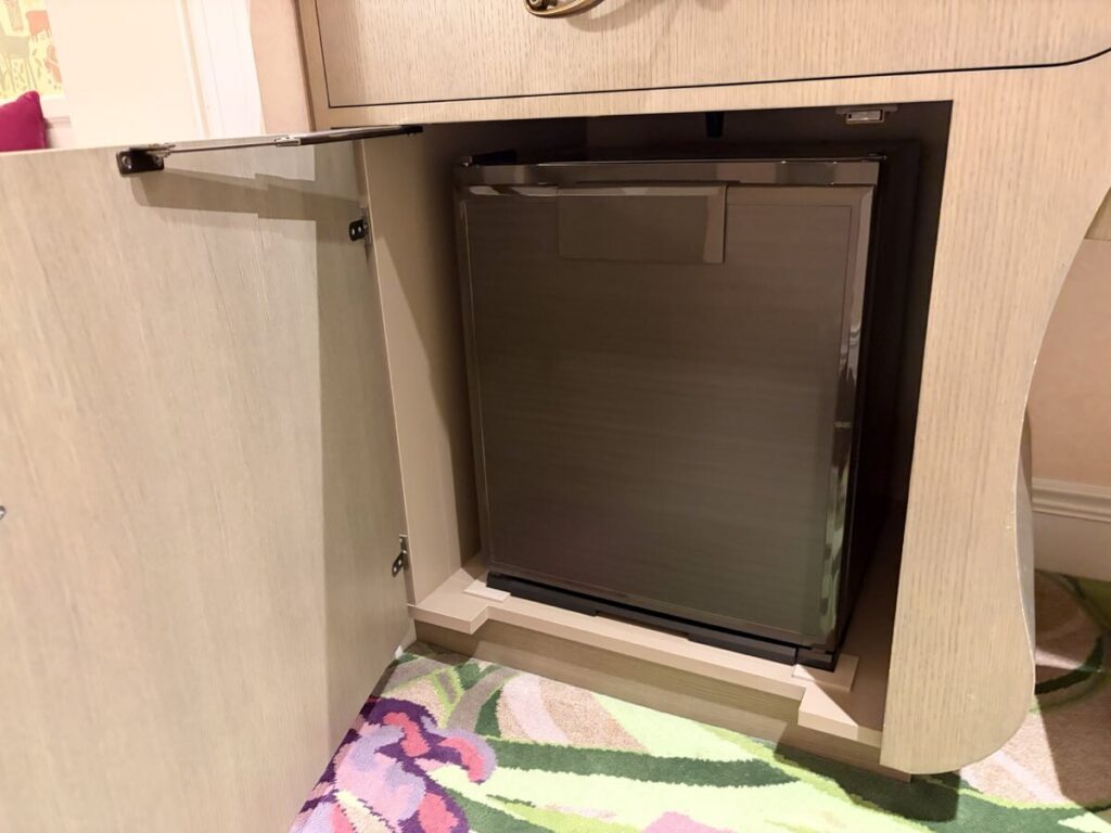 ファンタジースプリングスホテル 客室備え付けミニ冷蔵庫