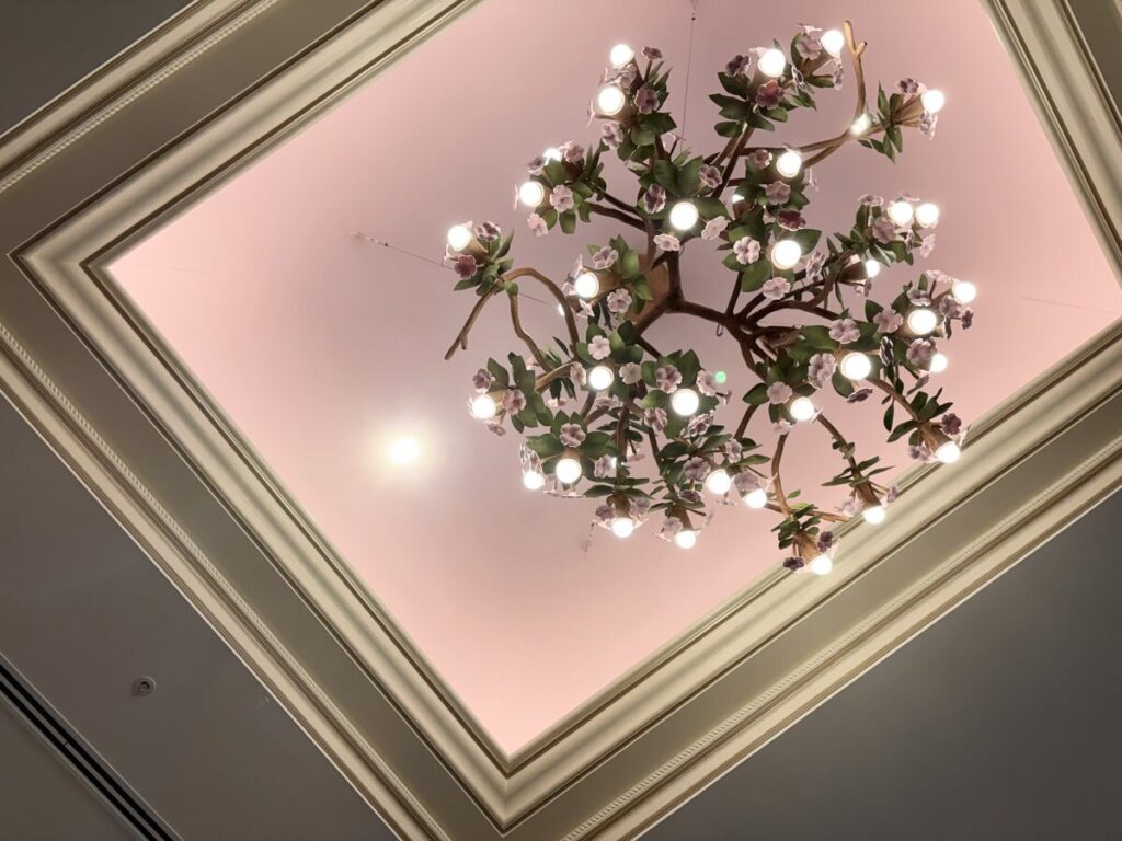 ファンタジースプリングスホテル グランビストロ 天井の花のシャンデリア・豪華な装飾