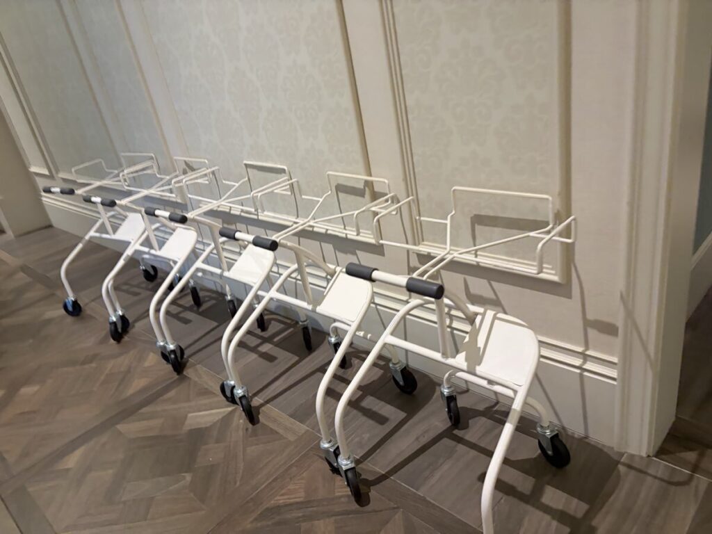 ファンタジースプリングスホテル グランビストロ前 ベビーカー置き場・折り畳まずに駐輪できるスペース