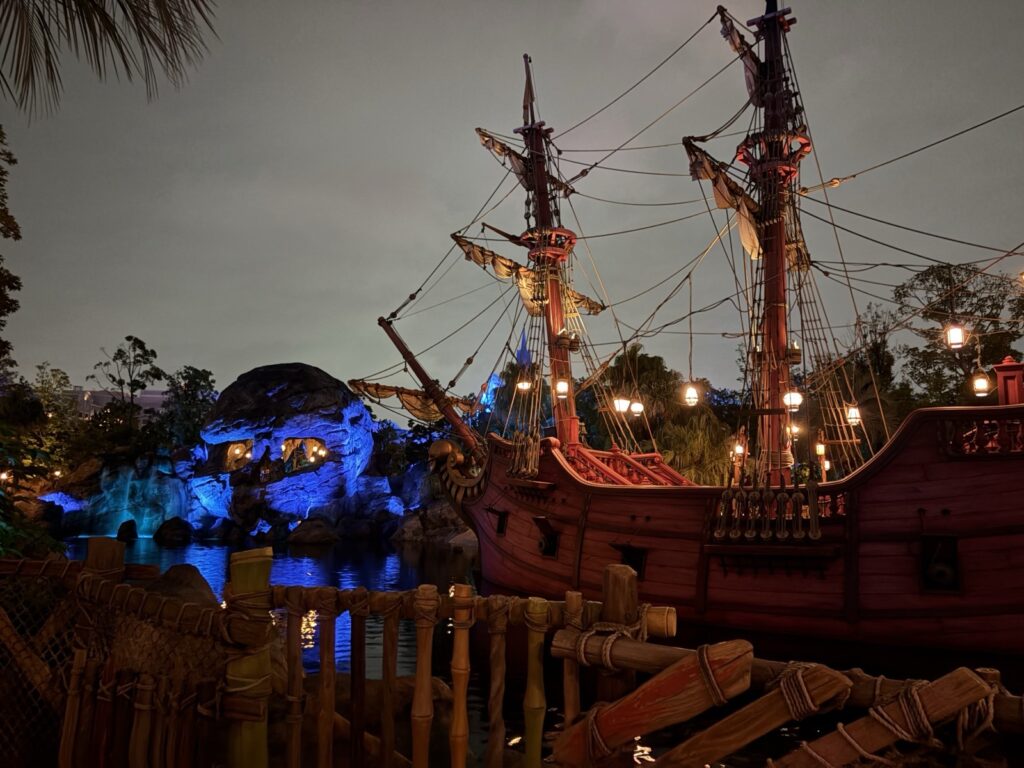 ファンタジースプリングスピーターパンエリア海賊船夜景