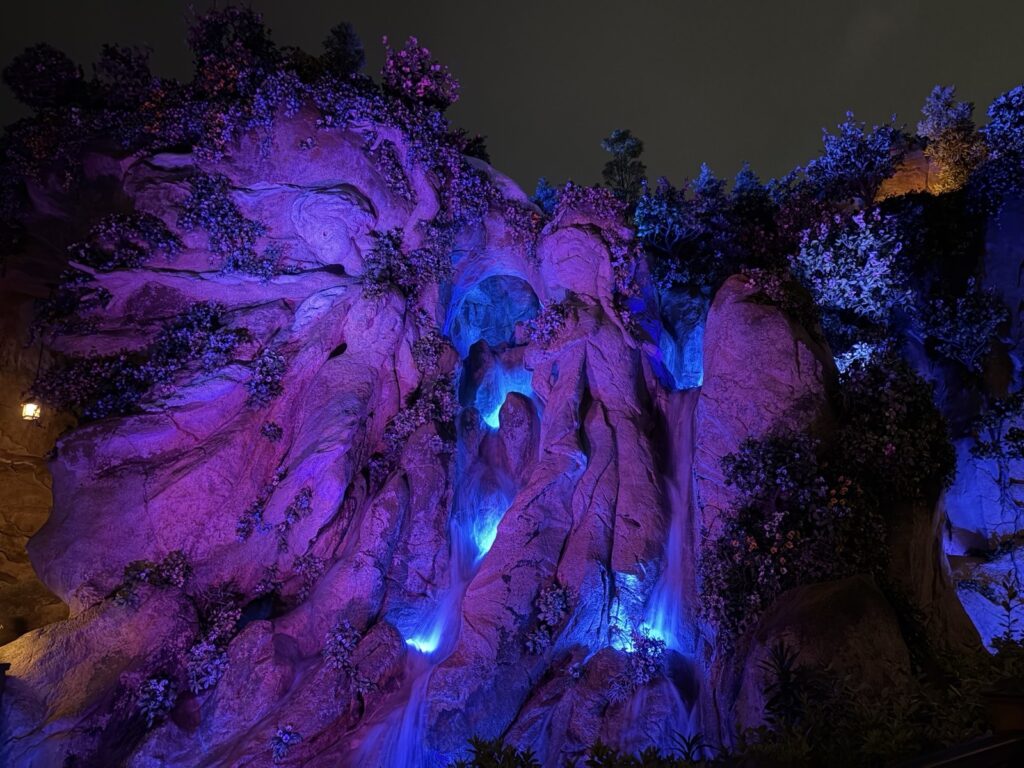 ファンタジースプリングスエリア岩の彫刻ブルーライトアップ夜景