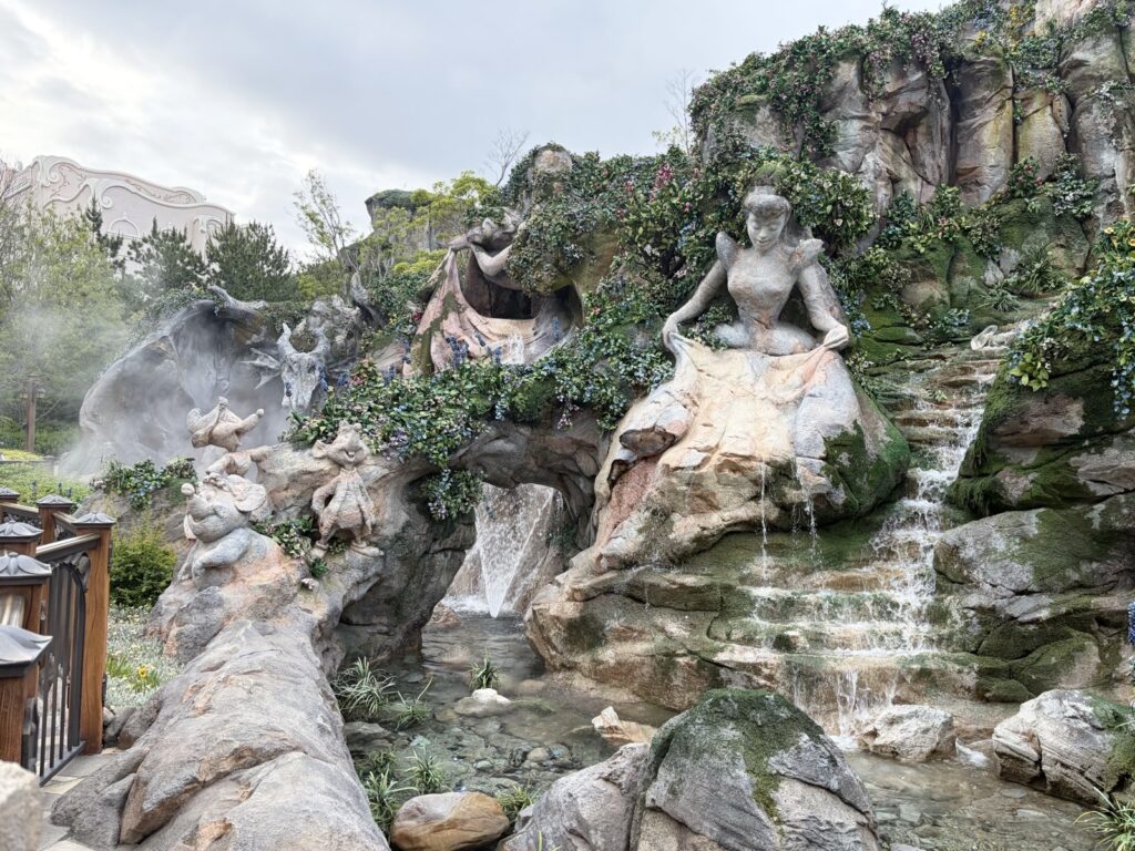 ファンタジースプリングスエリア岩の彫刻と滝・昼間