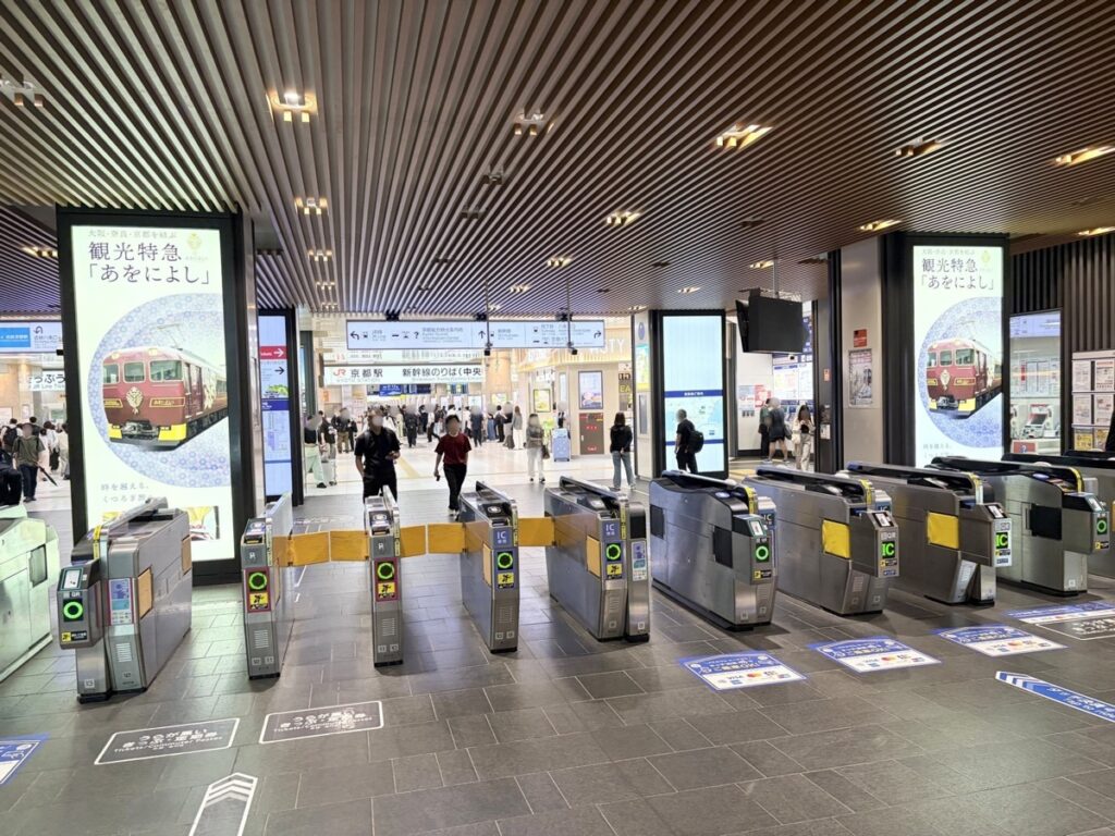 近鉄京都駅の改札口（関西から東京ディズニーリゾートへの出発点）