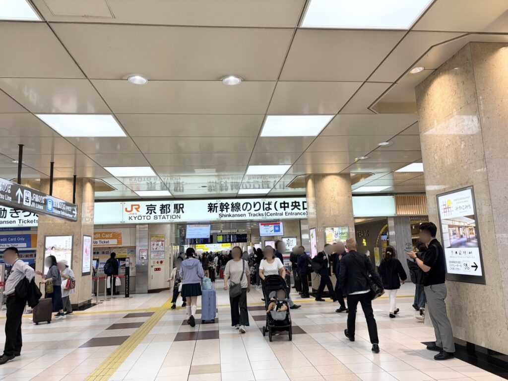 京都駅ホームから新幹線乗り場への通路
