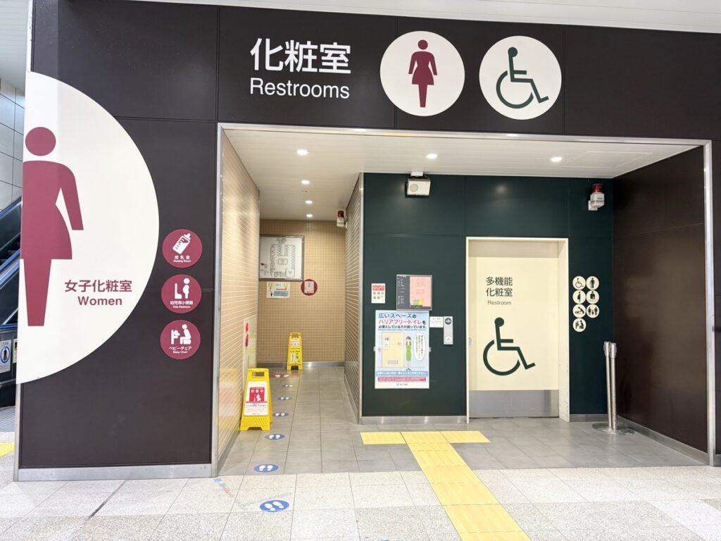舞浜駅のバリアフリートイレ（多目的トイレ）入口