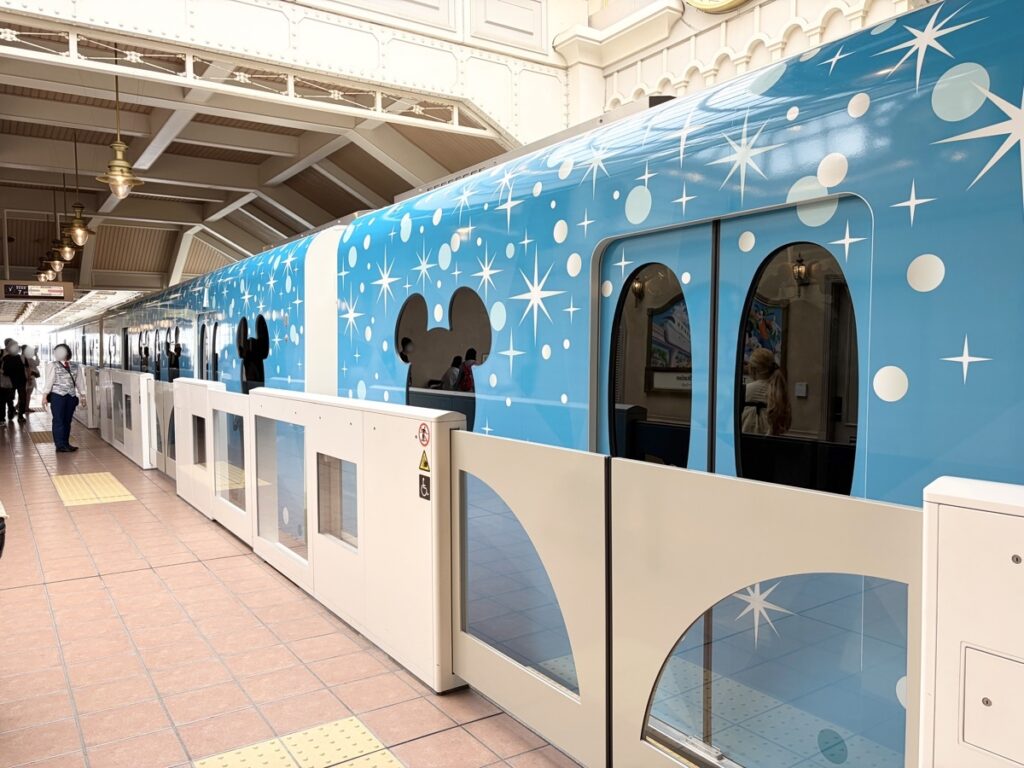 ホームに停車中のリゾートライン25周年車両（全景）