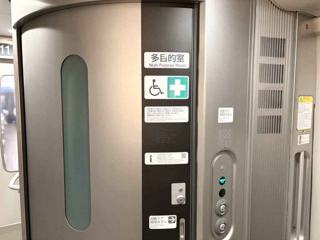 新幹線11号車の多目的室ドア（授乳・おむつ替えに利用可）