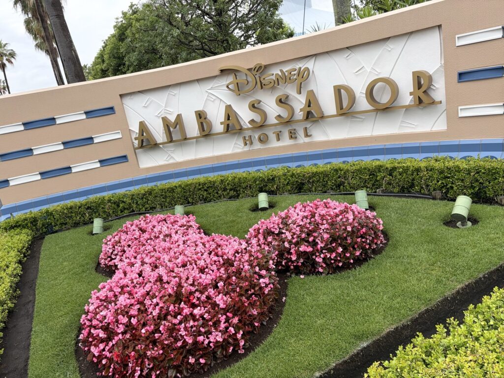 東京ディズニーアンバサダーホテル ミッキーの看板と花壇