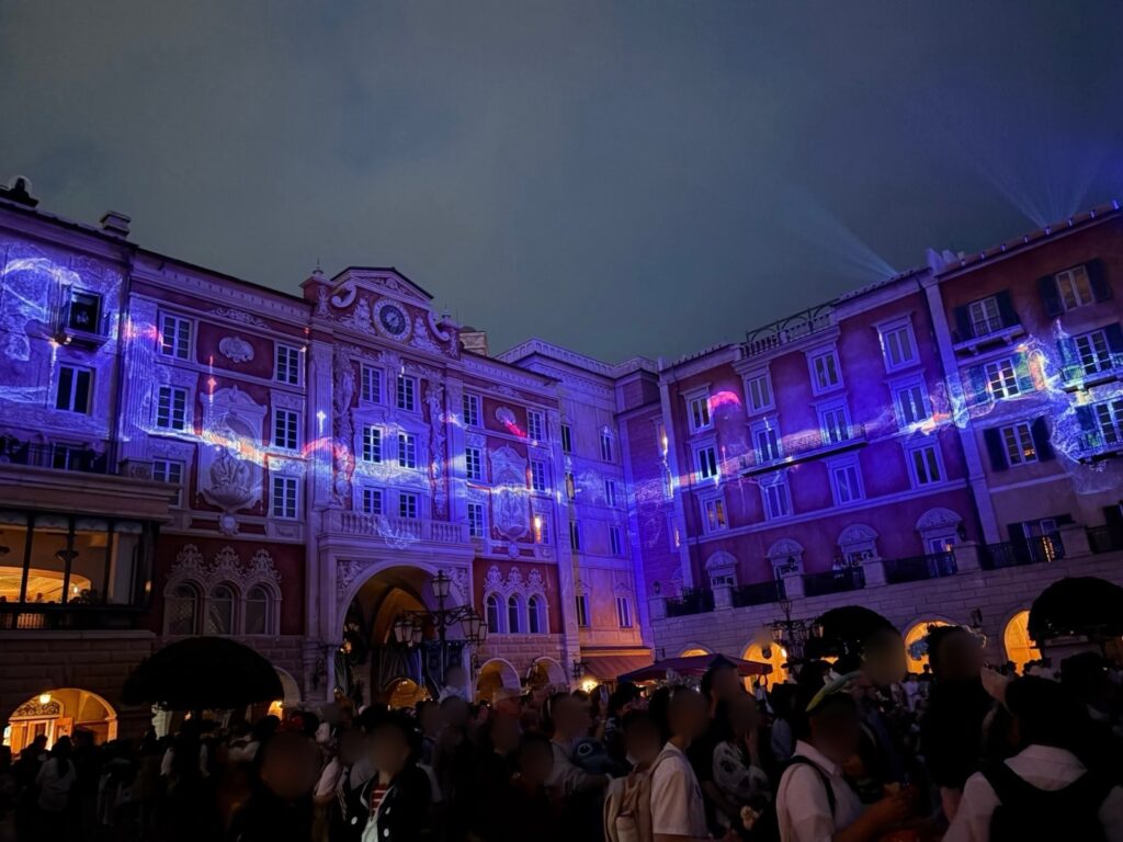 東京ディズニーシーホテルミラコスタへのプロジェクションマッピング夜間