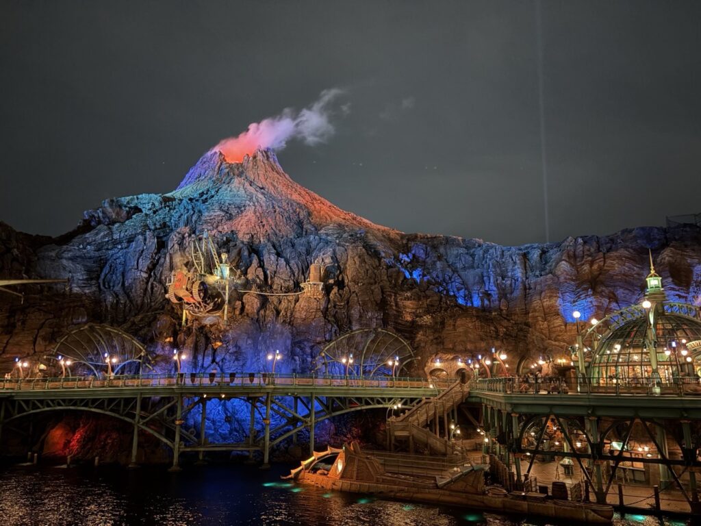 東京ディズニーシープロメテウス火山夜景