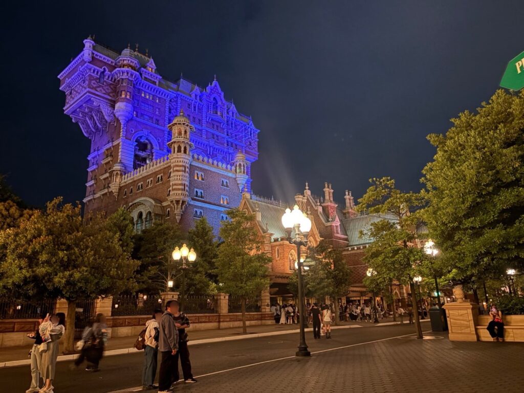 東京ディズニーシータワー・オブ・テラー夜間ライトアップ