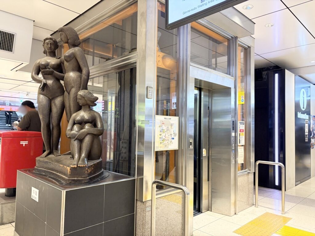 東京駅地下の銅像近くにある京葉線方面エレベーター
