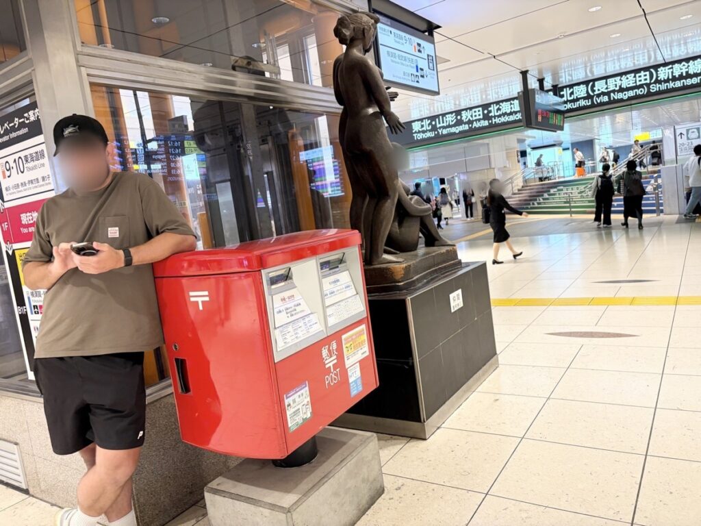 東京駅地下の銅像とポスト（京葉線への目印）