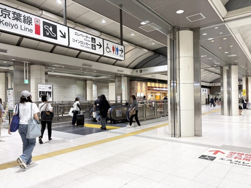 東京駅京葉線入口とエスカレーターの案内