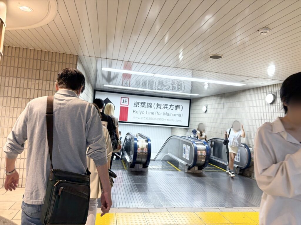 東京駅から京葉線ホームへ降りるエスカレーター