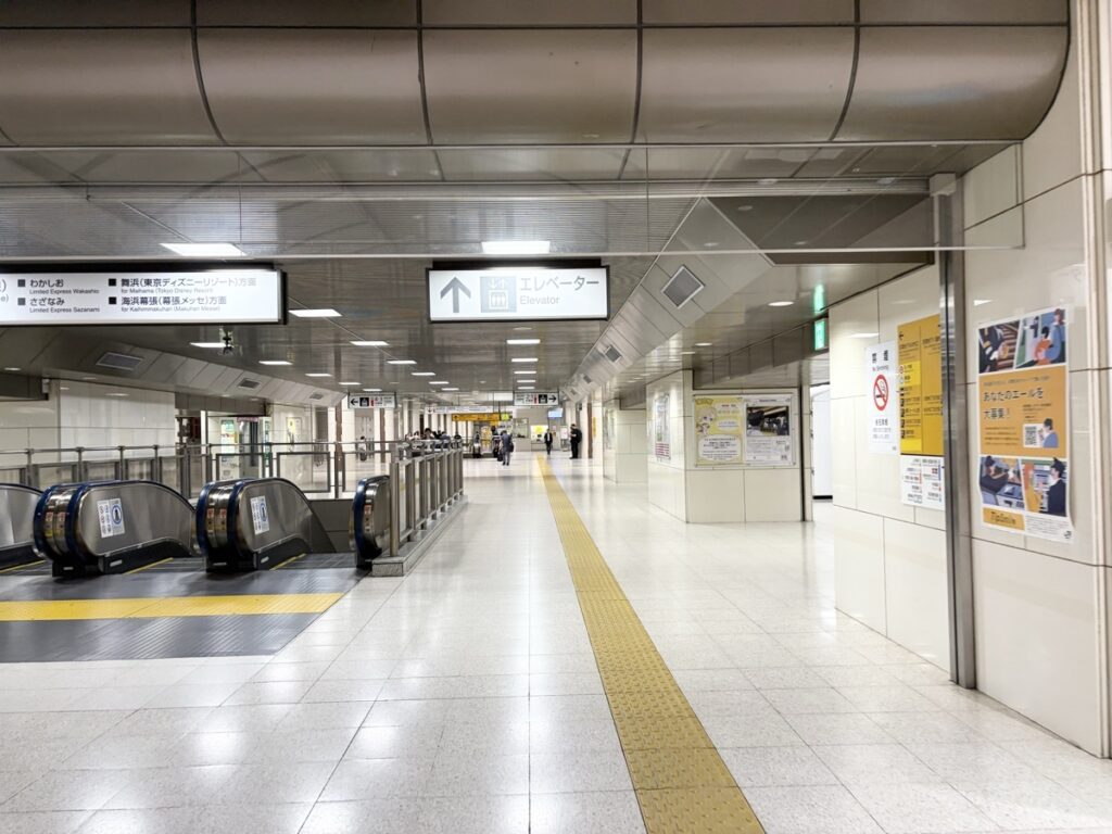 東京駅から京葉線ホームへ続く長い通路
