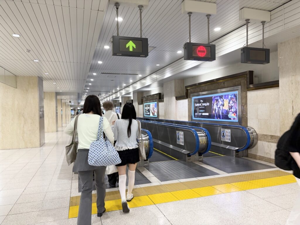 東京駅の動く歩道（京葉線ホーム方面）