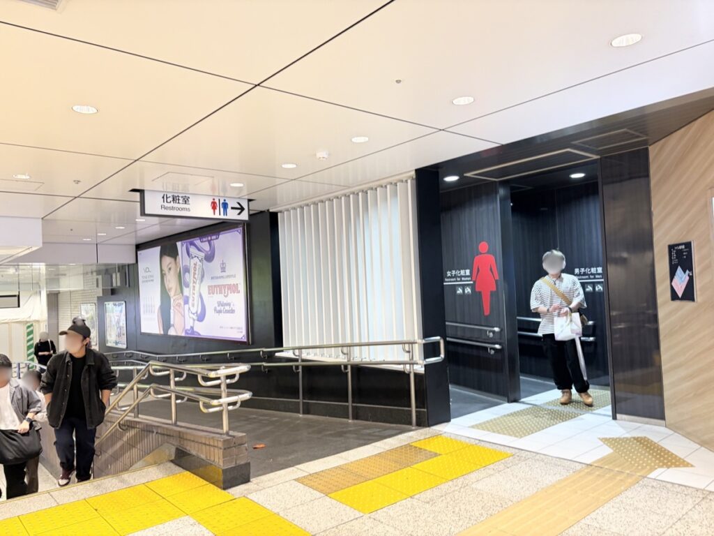 東京駅京葉線ルート沿いのトイレ入口