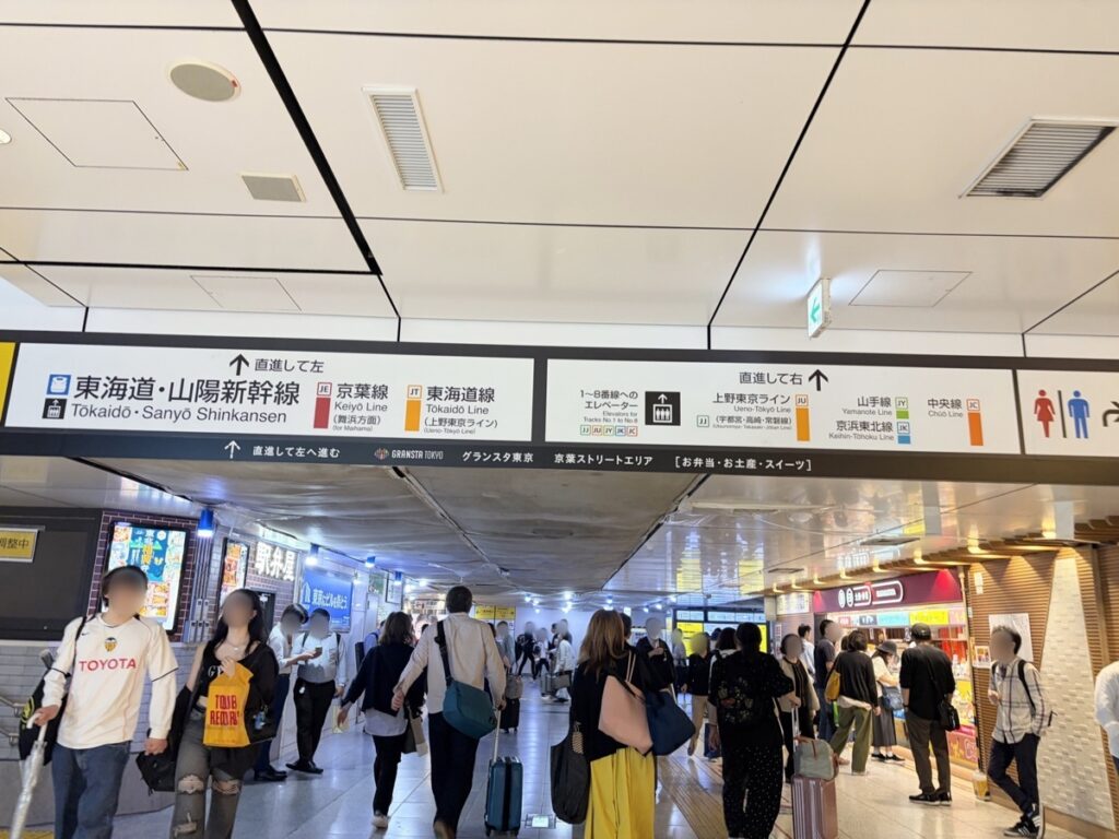 東京駅で新幹線から京葉線への乗り換え分岐案内表示