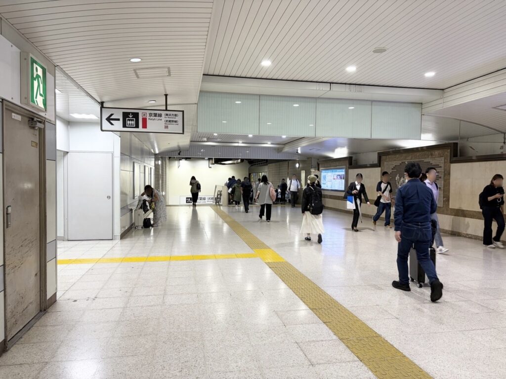 東京駅の広い通路と京葉線方面への分岐案内