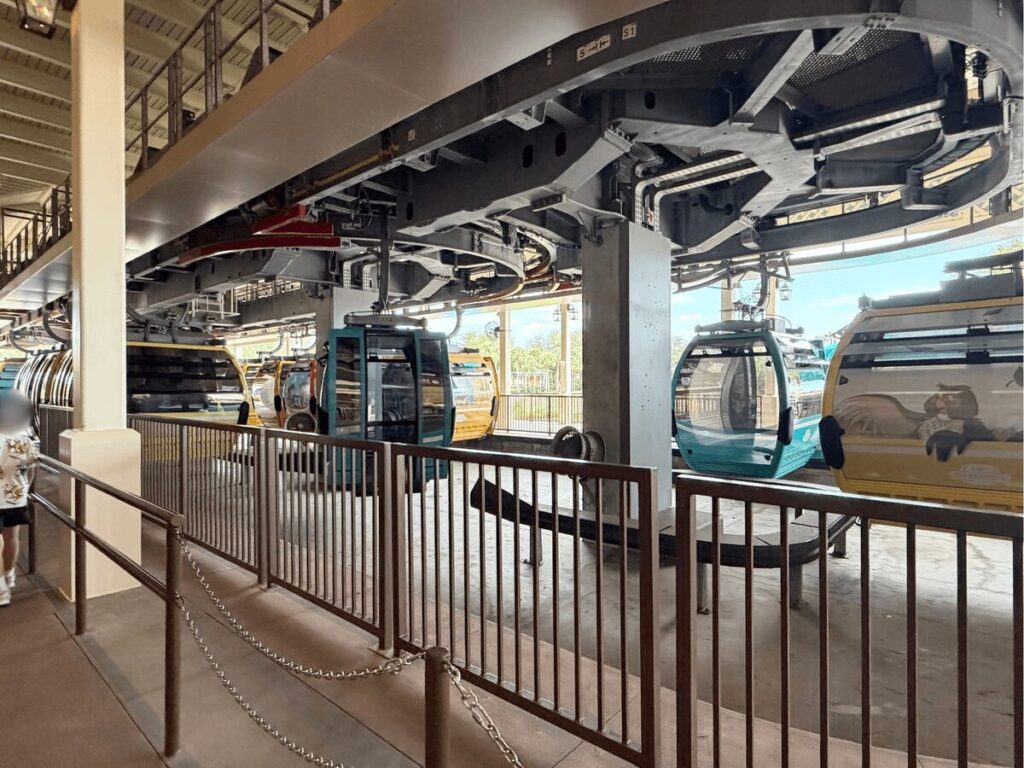 車体にディズニーキャラクターが描かれたスカイライナーのゴンドラ