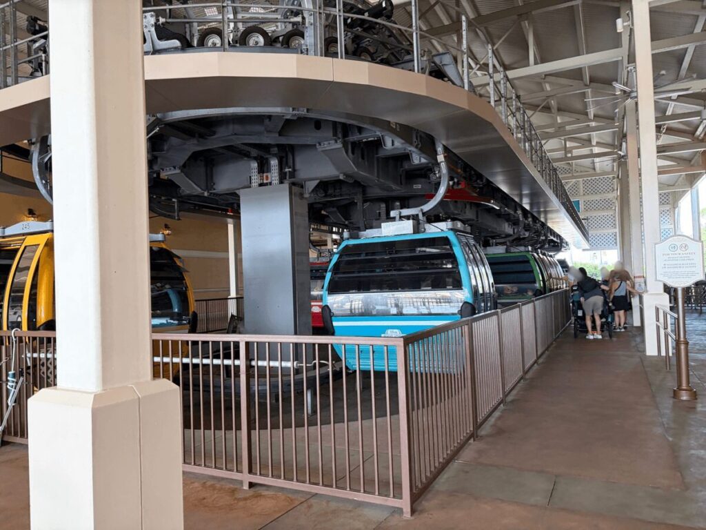 ディズニー・スカイライナーの乗り場（駅）の様子。ゴンドラが次々と発着するステーション施設の外観