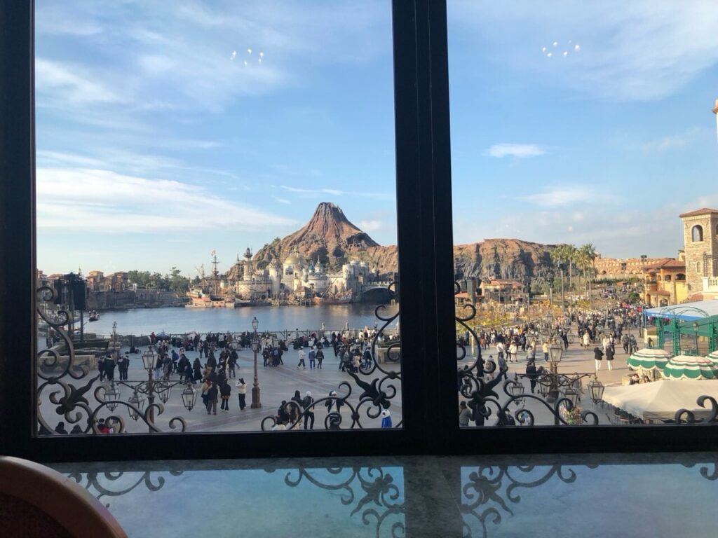 ホテルミラコスタのベッラヴィスタ・ラウンジから望むメディテレーニアンハーバーの景色