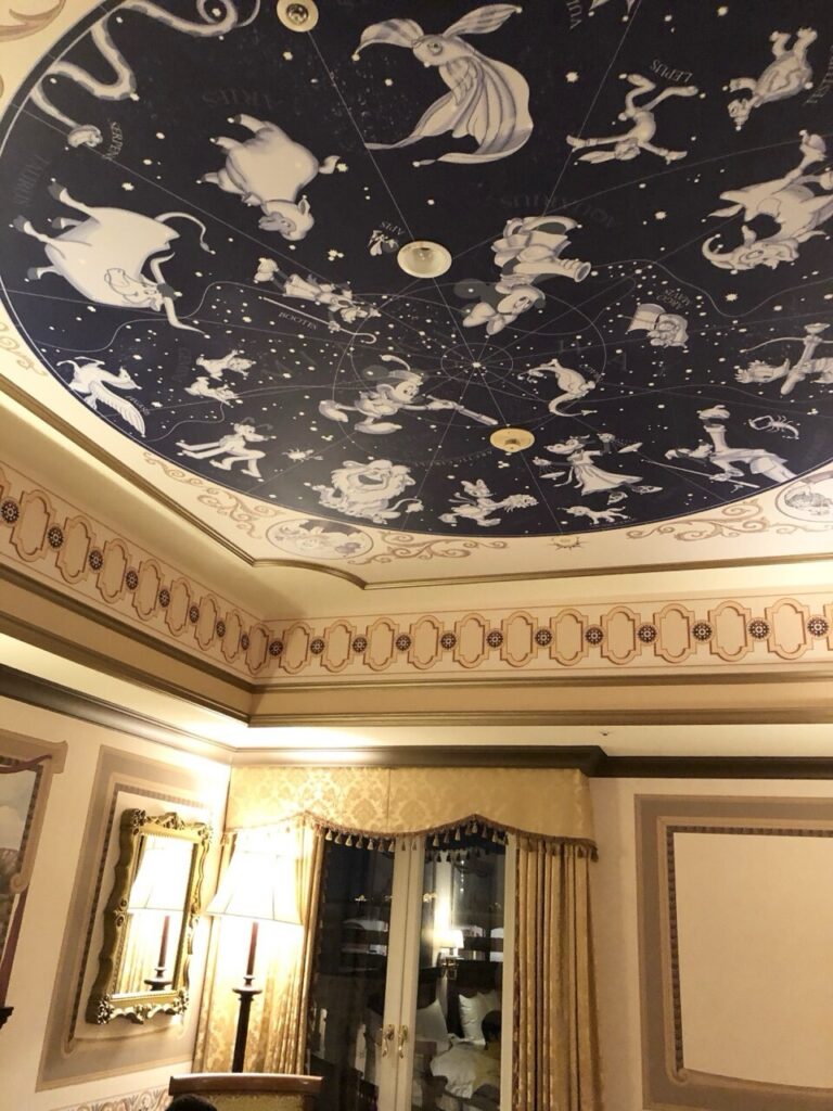 ホテルミラコスタ客室の天井に施された装飾画