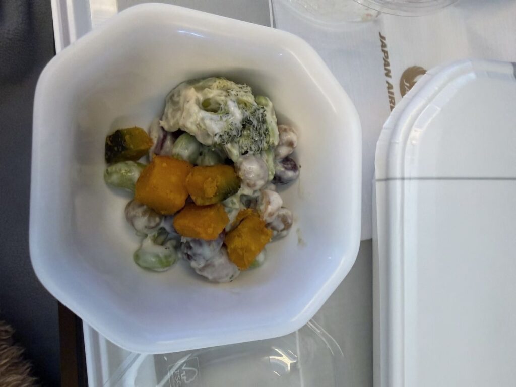 JAL機内食の副菜、ブロッコリーと豆のサラダ