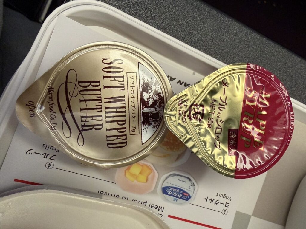 JAL機内食のパンケーキ用ホイップバターとメープル入りシロップ